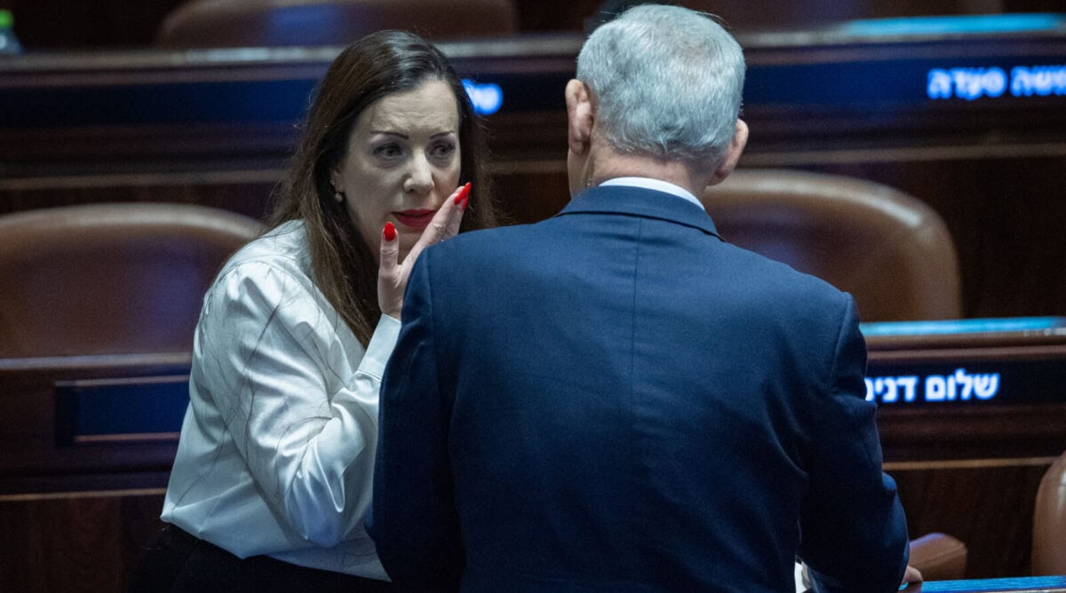 רה"מ הנאשם בנימין נתניהו וחברת הכנסת טלי גוטליב משוחחים במליאת הכנסת, 23.2.2026 (צילום: יונתן זינדל) רה"מ הנאשם בנימין נתניהו וחברת הכנסת טלי גוטליב משוחחים במליאת הכנסת, 23.2.2026 (צילום: יונתן זינדל)