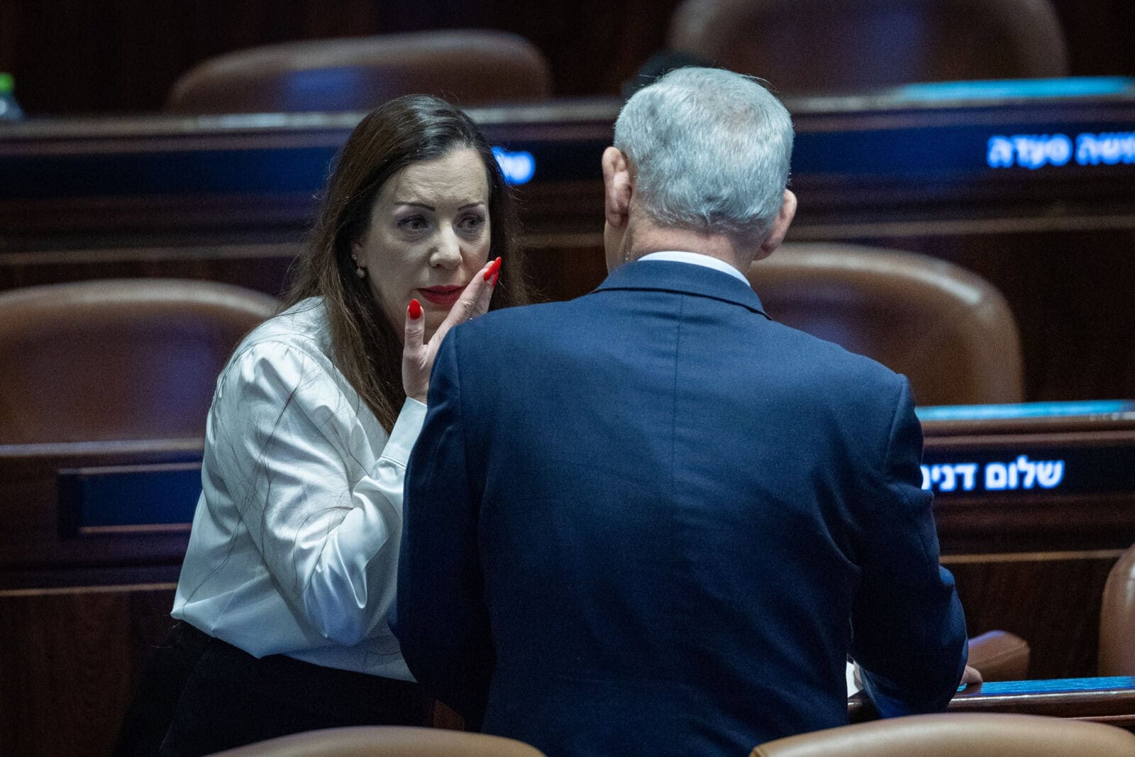 רה"מ הנאשם בנימין נתניהו וחברת הכנסת טלי גוטליב משוחחים במליאת הכנסת, 23.2.2026 (צילום: יונתן זינדל)