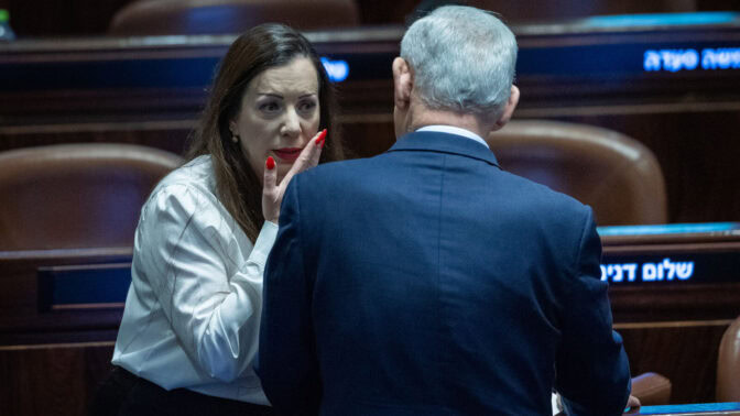 רה"מ הנאשם בנימין נתניהו וחברת הכנסת טלי גוטליב משוחחים במליאת הכנסת, 23.2.2026 (צילום: יונתן זינדל) רה"מ הנאשם בנימין נתניהו וחברת הכנסת טלי גוטליב משוחחים במליאת הכנסת, 23.2.2026 (צילום: יונתן זינדל)