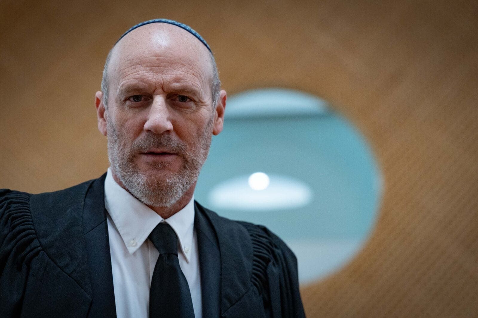 עו"ד מיכאל ראבילו מגיע לדיון בבג"ץ בעתירות נגד השר לביטחון פנים איתמר בן-גביר, 15.4.26 (צילום: יונתן זינדל)
