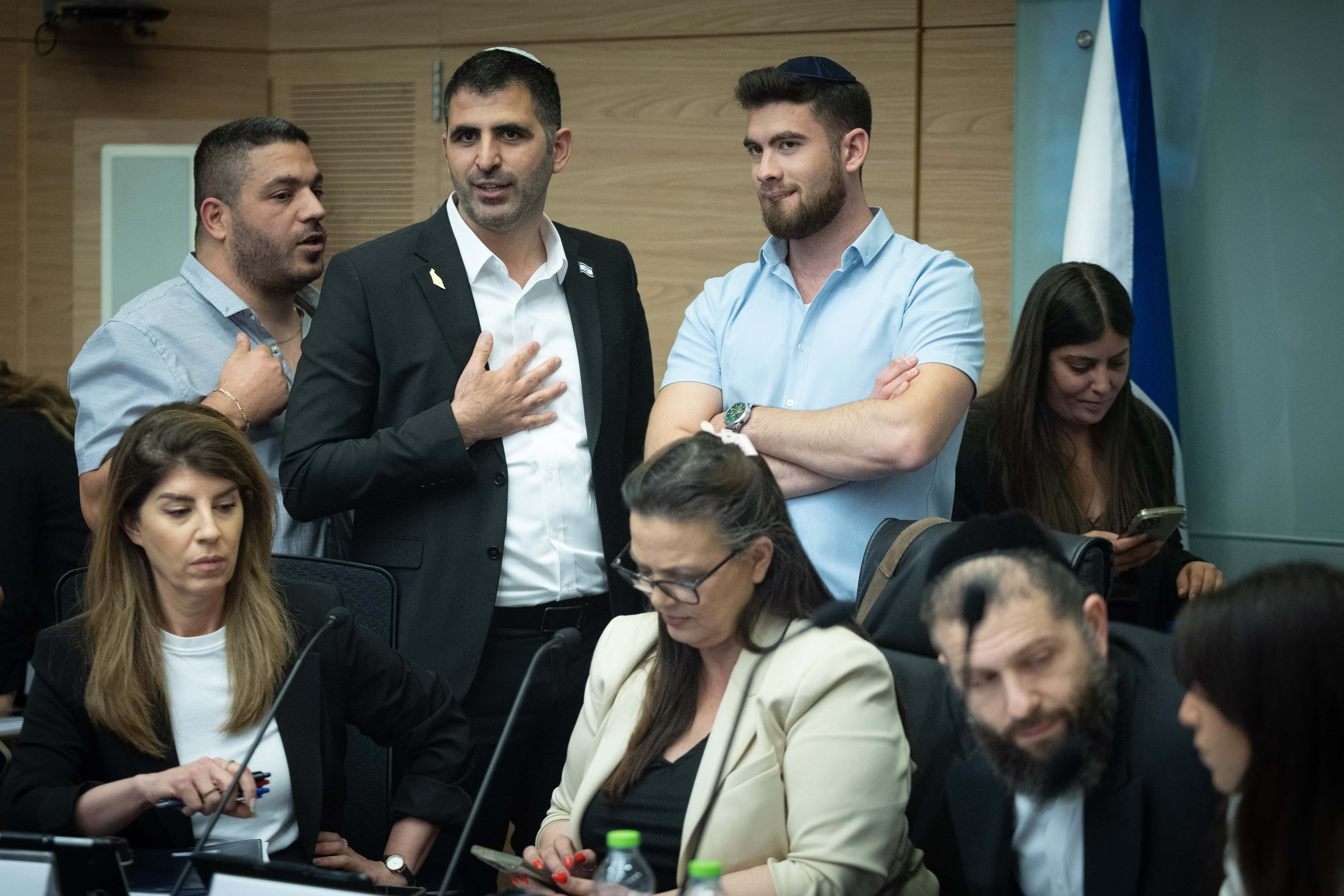 שר התקשורת שלמה קרעי עם ראש המטה שלו, אלעד זמיר (בחזית: ח"כ גלית דיסטל-אטבריאן). הכנסת, מאי 2026 (צילום: יונתן זינדל) שר התקשורת שלמה קרעי עם ראש המטה שלו, אלעד זמיר (בחזית: ח"כ גלית דיסטל-אטבריאן). הכנסת, מאי 2026 (צילום: יונתן זינדל)