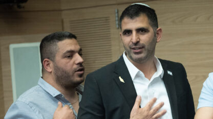 שר התקשורת שלמה קרעי עם ראש המטה שלו, אלעד זמיר. הכנסת, מאי 2026 (צילום: יונתן זינדל) שר התקשורת שלמה קרעי עם ראש המטה שלו, אלעד זמיר. הכנסת, מאי 2026 (צילום: יונתן זינדל)