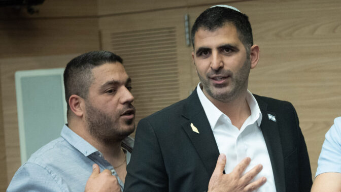 שר התקשורת שלמה קרעי עם ראש המטה שלו, אלעד זמיר. הכנסת, מאי 2026 (צילום: יונתן זינדל)