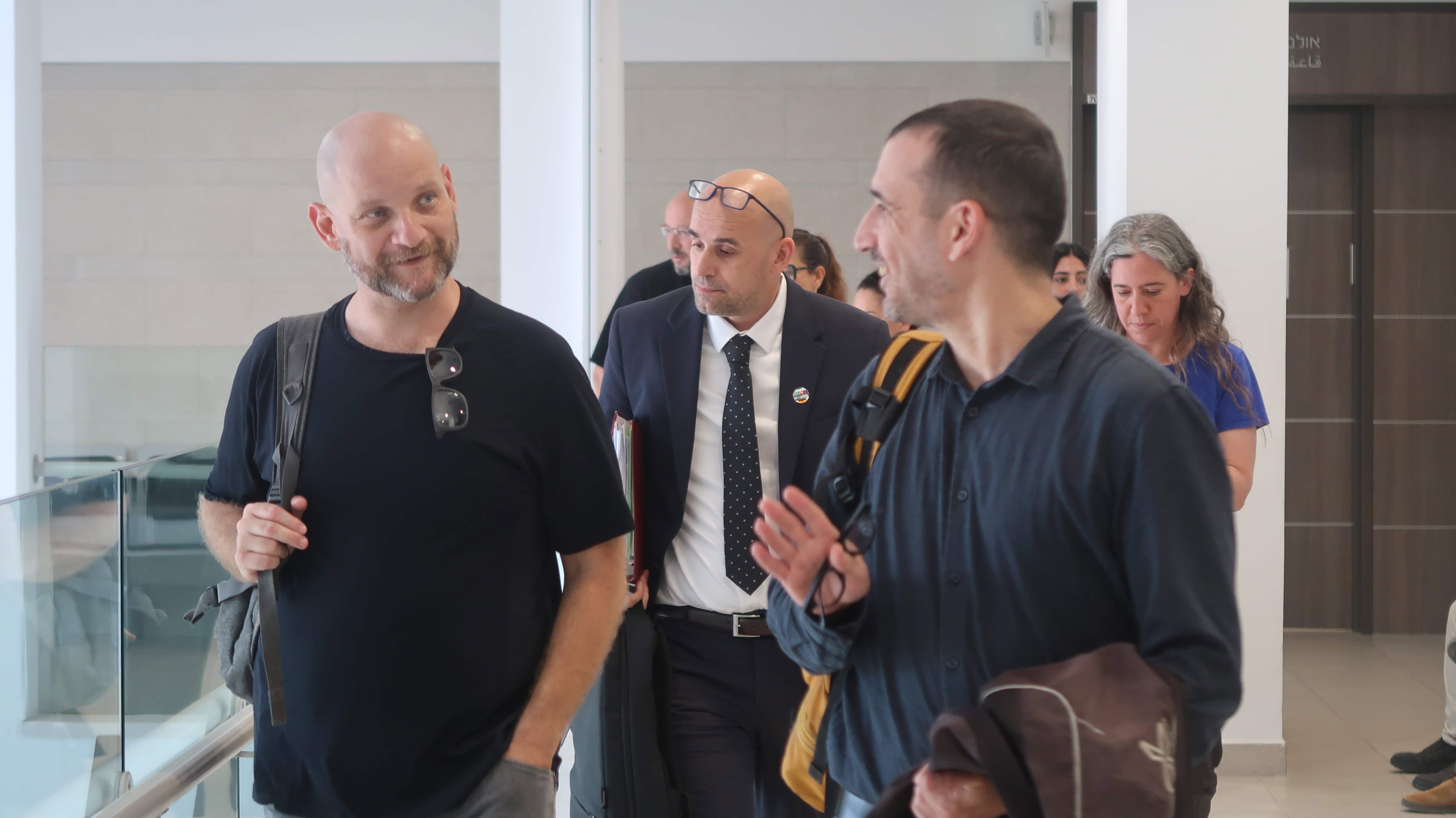 מימין: שי אמיר, אחראי על תחום האיגוד המקצועי בארגון העיתונאים והעיתונאיות, עו"ד אמיר בשה וחבר ועד עיתונאי "וואלה" אוריאל דסקל, עם כניסתם לדיון בבית הדין לעבודה, 14.6.2026 (צילום: אורן פרסיקו)