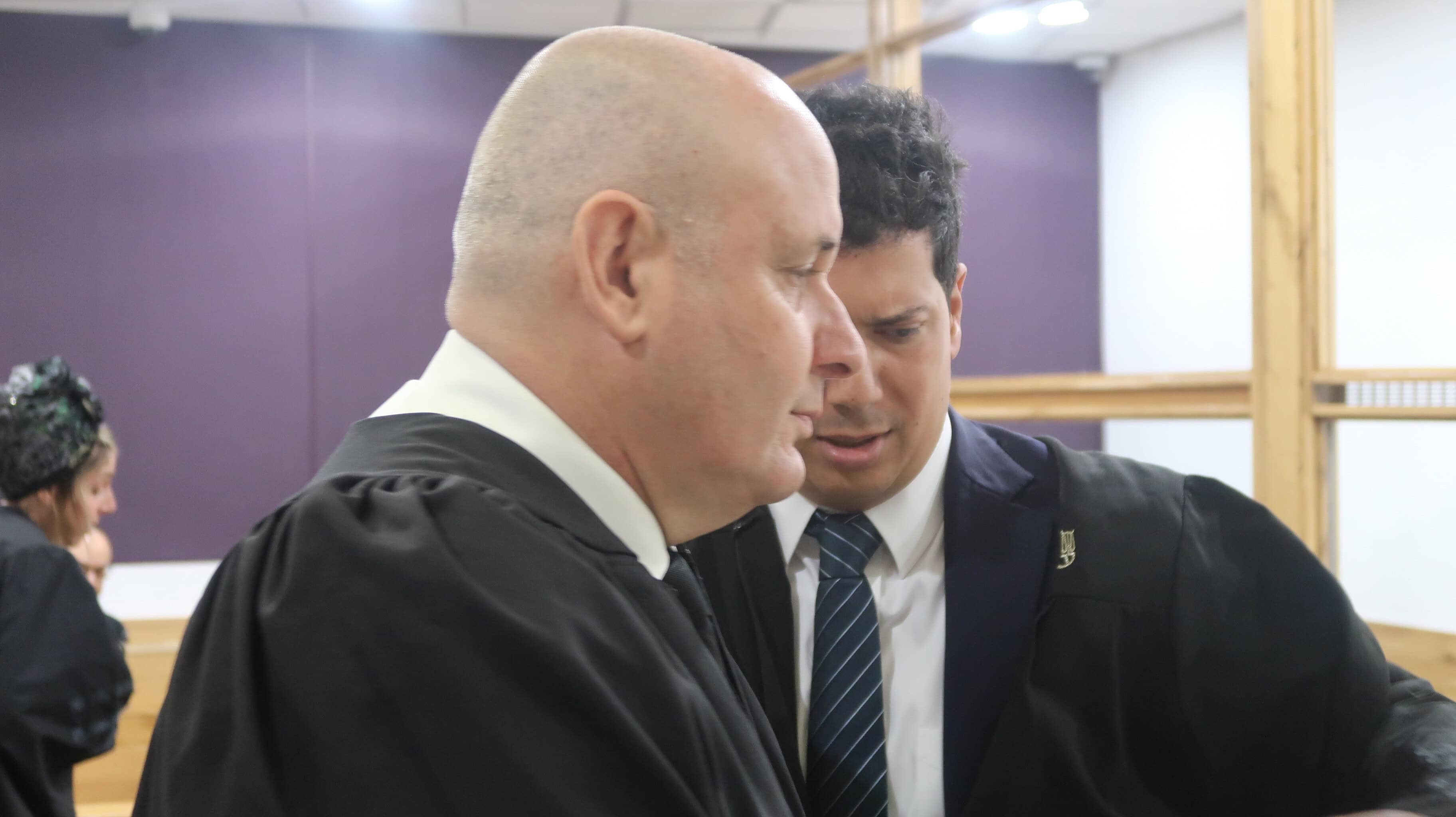 מימין: עורכי הדין עמית חדד ויהונתן תדמור, במהלך יום העדות ה-94 של ראש הממשלה הנאשם בשוחד בנימין נתניהו, 16.6.2026 (צילום: אורן פרסיקו) מימין: עורכי הדין עמית חדד ויהונתן תדמור, במהלך יום העדות ה-94 של ראש הממשלה הנאשם בשוחד בנימין נתניהו, 16.6.2026 (צילום: אורן פרסיקו)