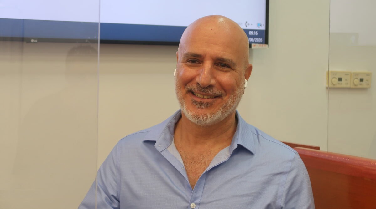 אלי לוי, לשעבר מנהל מחלקת חקירות ברשות ני"ע, לפני יום עדותו השני במשפט המו"לים, 21.6.2026 (צילום: אורן פרסיקו) אלי לוי, לשעבר מנהל מחלקת חקירות ברשות ני"ע, לפני יום עדותו השני במשפט המו"לים, 21.6.2026 (צילום: אורן פרסיקו)