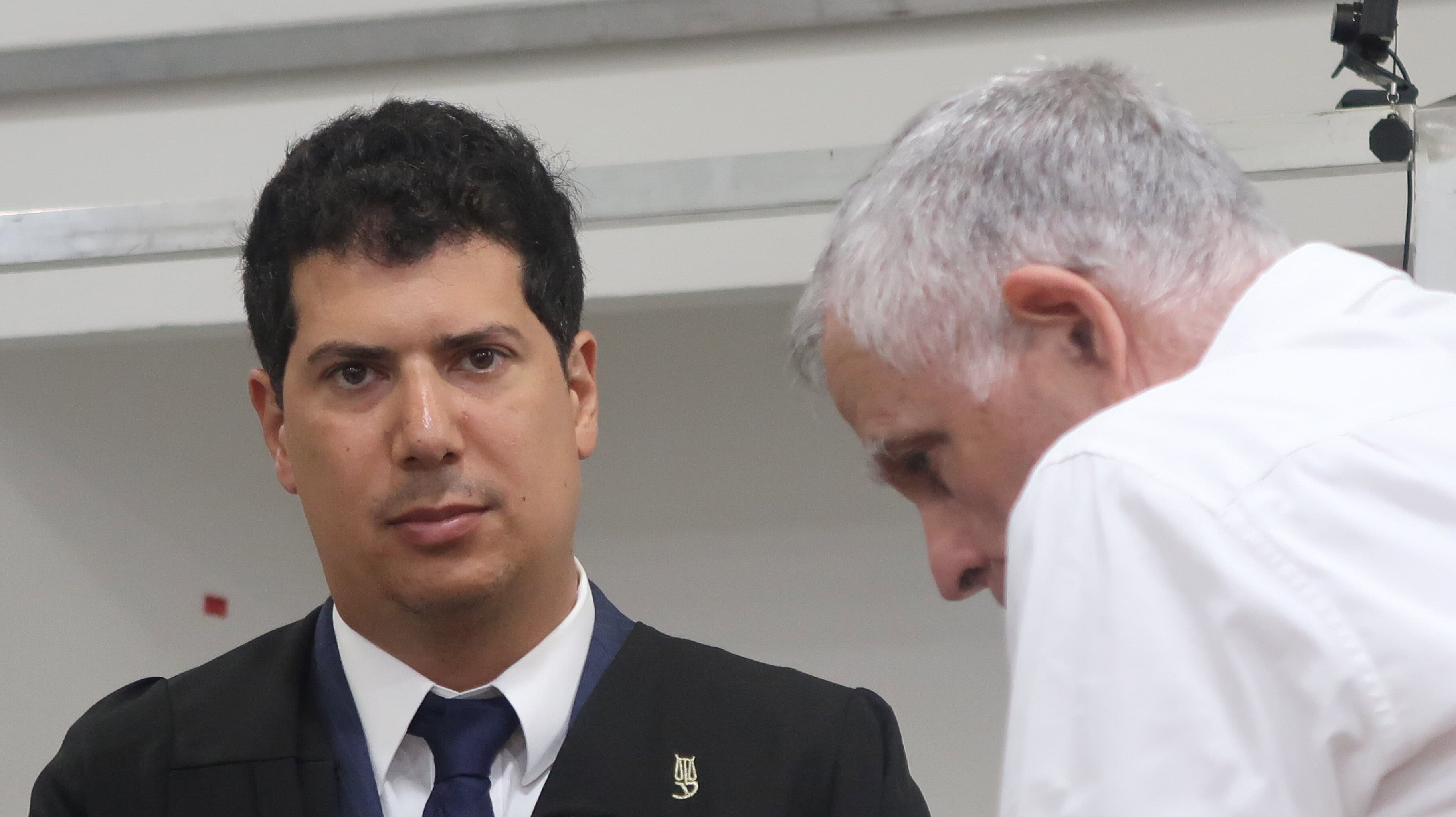 עו"ד עמית חדד, סנגורו של נתניהו, עם הנאשם נוני מוזס. בית-המשפט המחוזי בתל-אביב, 22.6.2026 (צילום: אורן פרסיקו)