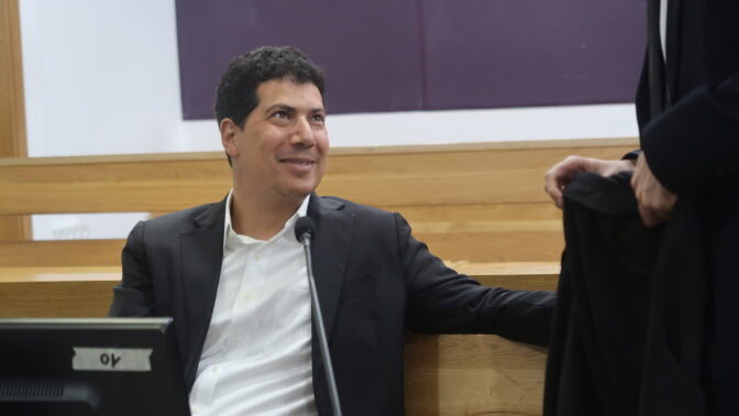 עו"ד עמית חדד, סנגורו של ראש הממשלה הנאשם בשוחד בנימין נתניהו, לפני יום עדותו ה-98 והאחרון. 24.6.26 (צילום: אורן פרסיקו)