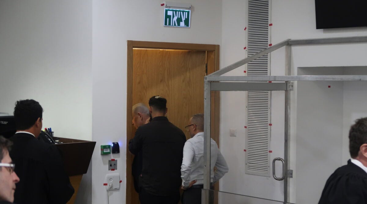 ראש הממשלה הנאשם בשוחד בנימין נתניהו נמלט בפעם האחרונה מהצלמים שהגיעו אל אולם משפט המו"לים ביום עדותו ה-98 והאחרון. 24.6.26 (צילום: אורן פרסיקו)