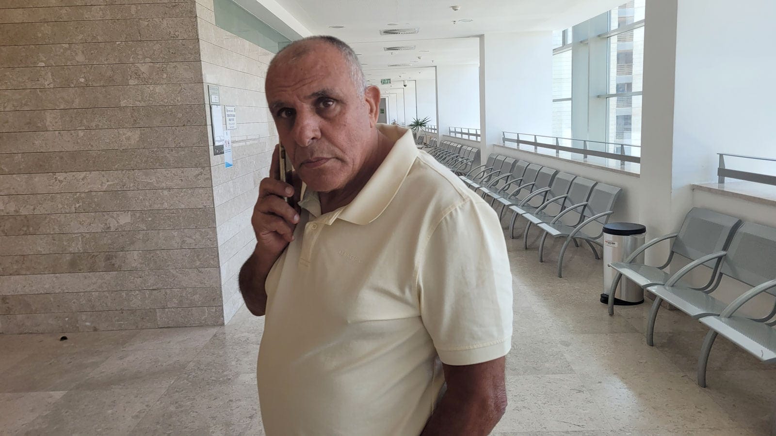 איש העסקים אלברט ביטון, מנאשמי משפט ביטן. בית המשפט המחוזי בלוד, 11.6.2026 (צילום: איתמר ב"ז)