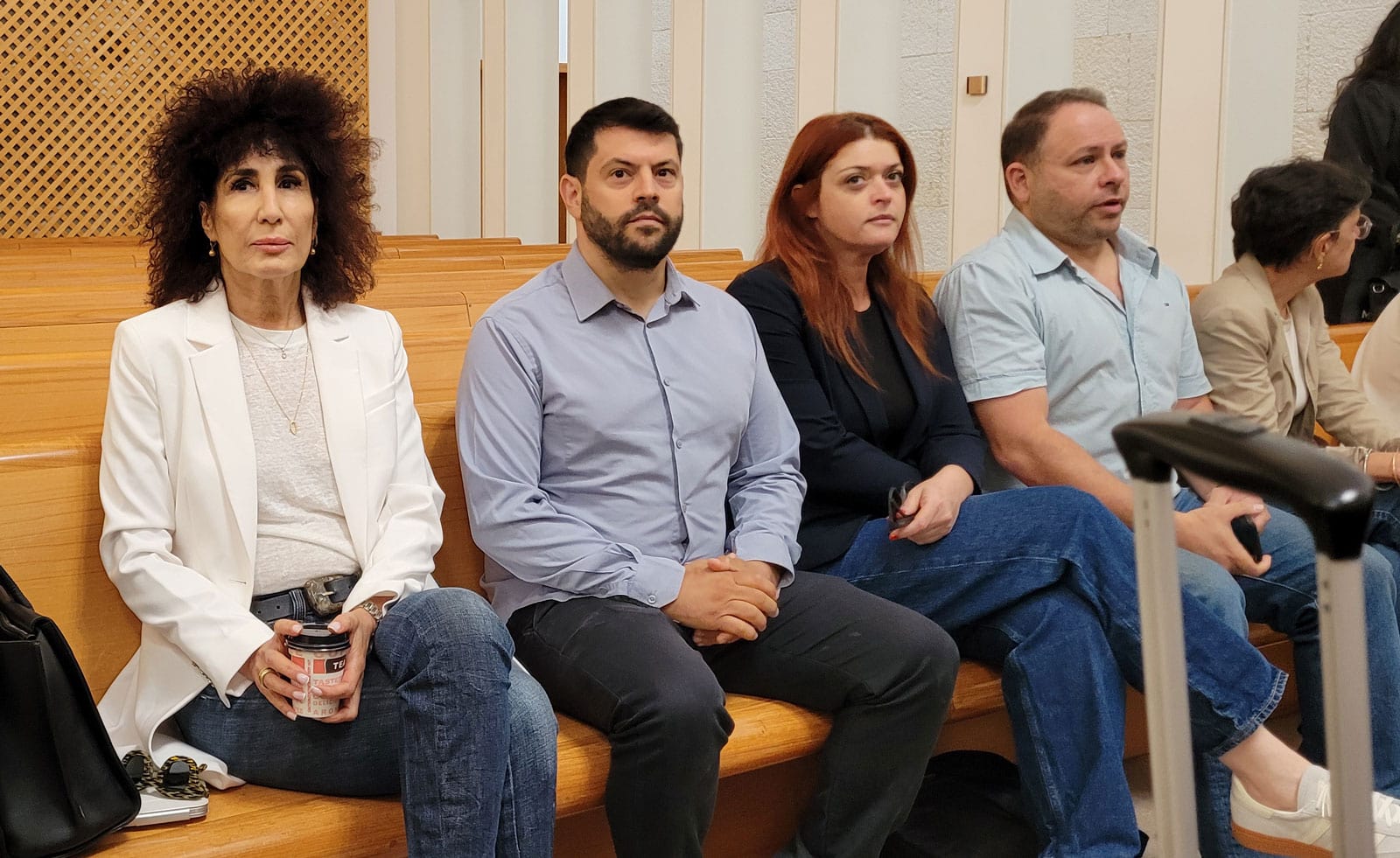 יפעת בן-חי שגב עם עיתונאי חדשות 13 מתן חודורוב ונגה ניר-נאמן, ונציגי ארגון העיתונאים חיים הר-זהב וענת סרגוסטי. בית המשפט העליון, 16.6.2026 (צילום: איתמר ב"ז) יפעת בן-חי שגב עם עיתונאי חדשות 13 מתן חודורוב ונגה ניר-נאמן, ונציגי ארגון העיתונאים חיים הר-זהב וענת סרגוסטי. בית המשפט העליון, 16.6.2026 (צילום: איתמר ב"ז)