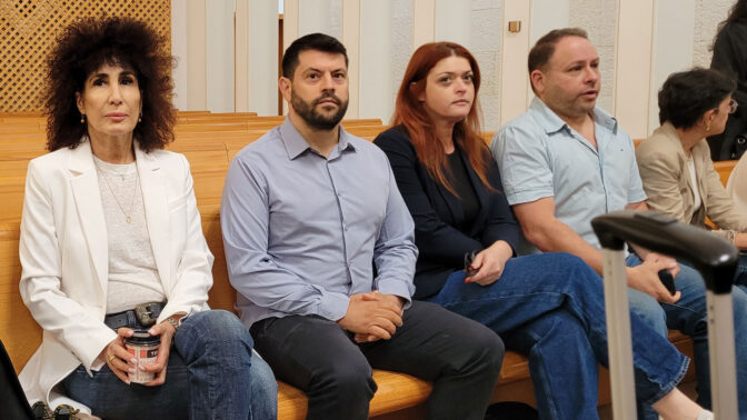 יפעת בן-חי שגב עם עיתונאי חדשות 13 מתן חודורוב ונגה ניר-נאמן, ונציגי ארגון העיתונאים חיים הר-זהב וענת סרגוסטי. בית המשפט העליון, 16.6.2026 (צילום: איתמר ב"ז)