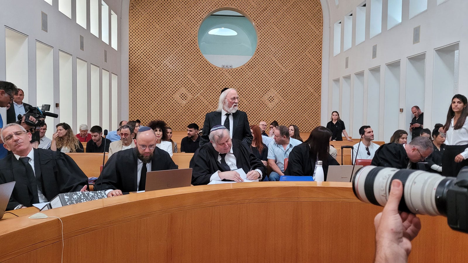 חבר המועצה המוקפא חיים שיין (עומד) ועורכי הדין ישגב נקדימון, אביעד הכהן, דוד פטר ויורם בונן. בית המשפט העליון, 16.6.2026 (צילום: איתמר ב"ז) חבר המועצה המוקפא חיים שיין (עומד) ועורכי הדין ישגב נקדימון, אביעד הכהן, דוד פטר ויורם בונן. בית המשפט העליון, 16.6.2026 (צילום: איתמר ב"ז)