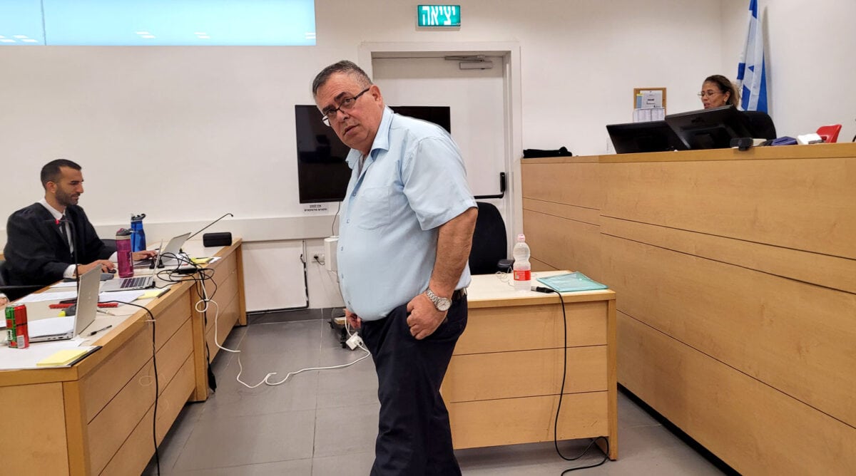 ח"כ דוד ביטן בפתח יום עדותו האחרון במשפטו הפלילי (משמאל: עו"ד תומר וירט מצוות התביעה). בית המשפט המחוזי בלוד, 18.6.2026 (צילום: איתמר ב"ז)
