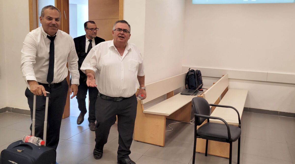 ח"כ דוד ביטן מגיע לעדותו בבית המשפט המחוזי בלוד, 4.6.2026. לצדו: עו"ד גד זילברשלג מצוות ההגנה (צילום: איתמר ב"ז) ח"כ דוד ביטן מגיע לעדותו בבית המשפט המחוזי בלוד, 4.6.2026. לצדו: עו"ד גד זילברשלג מצוות ההגנה (צילום: איתמר ב"ז)
