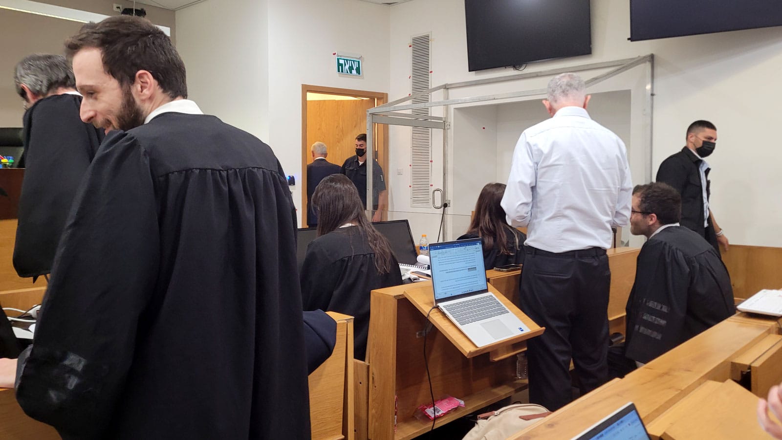 ראש הממשלה בנימין נתניהו, נאשם מס' 1 במשפט המו"לים, חומק מאולם הדיונים כדי לא להיתפס בעדשת המצלמה (בחזית, בגבם: הנאשם נוני מוזס ועו"ד נועם הירש מפרקליטות המדינה). בית המשפט המחוזי בתל-אביב, 1.6.2026 (צילום: איתמר ב"ז) ראש הממשלה בנימין נתניהו, נאשם מס' 1 במשפט המו"לים, חומק מאולם הדיונים כדי לא להיתפס בעדשת המצלמה (בחזית, בגבם: הנאשם נוני מוזס ועו"ד נועם הירש מפרקליטות המדינה). בית המשפט המחוזי בתל-אביב, 1.6.2026 (צילום: איתמר ב"ז)