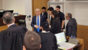 ראש ממשלת ישראל, בנימין נתניהו, באחת ההפסקות ביום עדותו ה-95. מימין: הסנגורים עמית חדד ונועה מילשטיין ודובר הליכוד גיא לוי. בית המשפט המחוזי בתל-אביב, 17.6.2026 (צילום: איתמר ב"ז)
