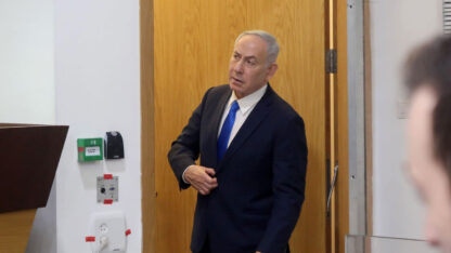 ראש הממשלה בנימין נתניהו מציץ לאולם משפט המו"לים בתל-אביב כדי לבדוק אם השופטים כבר נכנסו בתום הפסקה ביום עדותו ה-96. 22.6.2026 (צילום: אורן פרסיקו) ראש הממשלה בנימין נתניהו מציץ לאולם משפט המו"לים בתל-אביב כדי לבדוק אם השופטים כבר נכנסו בתום הפסקה ביום עדותו ה-96. 22.6.2026 (צילום: אורן פרסיקו)