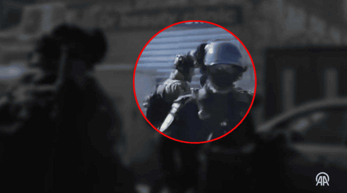 שוטרי מג"ב מכים את צלם העיתונות מוסטפא אל-חרוף (צילום מסך) שוטרי מג"ב מכים את צלם העיתונות מוסטפא אל-חרוף (צילום מסך)