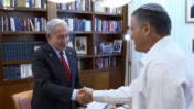 רה"מ הנאשם בנימין נתניהו לפני פגישת עבודה ראשונה עם ראש השב"כ דוד זיני, 5.10.25 (צילום מסך מתוך סרטון וידיאו של איתי בית-און, לע"מ)