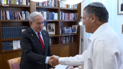 רה"מ הנאשם בנימין נתניהו לפני פגישת עבודה ראשונה עם ראש השב"כ דוד זיני, 5.10.25 (צילום מסך מתוך סרטון וידיאו של איתי בית-און, לע"מ)
