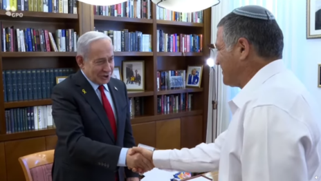 רה"מ הנאשם בנימין נתניהו לפני פגישת עבודה ראשונה עם ראש השב"כ דוד זיני, 5.10.25 (צילום מסך מתוך סרטון וידיאו של איתי בית-און, לע"מ) רה"מ הנאשם בנימין נתניהו לפני פגישת עבודה ראשונה עם ראש השב"כ דוד זיני, 5.10.25 (צילום מסך מתוך סרטון וידיאו של איתי בית-און, לע"מ)