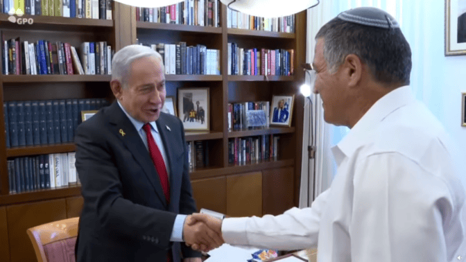 רה"מ הנאשם בנימין נתניהו לפני פגישת עבודה ראשונה עם ראש השב"כ דוד זיני, 5.10.25 (צילום מסך מתוך סרטון וידיאו של איתי בית-און, לע"מ) רה"מ הנאשם בנימין נתניהו לפני פגישת עבודה ראשונה עם ראש השב"כ דוד זיני, 5.10.25 (צילום מסך מתוך סרטון וידיאו של איתי בית-און, לע"מ)