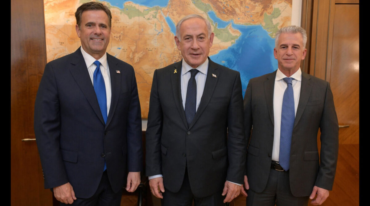 מימין: ראש המוסד דוד ברנע, רה"מ הנאשם בנימין נתניהו וראש ה-CIA ג'ון רטקליף, 9.4.25 (צילום: מעיין טואף, לע"מ)