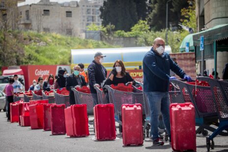 צרכנים עומדים בתור מחוץ לסופרמרקט מרשת רמי לוי בירושלים באפריל 2020, בעיצומה של מגפת הקורונה (צילום: יונתן זינדל)
