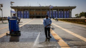 נקיונות ברחבת הכנסת, אפריל 2021 (צילום: אוליבייה פיטוסי)