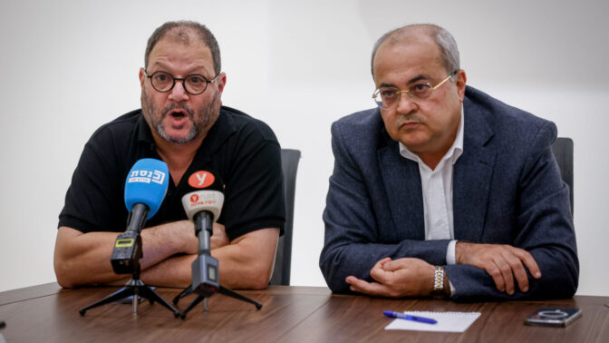 חברי הכנסת אחמד טיבי (מימין) ועופר כסיף (צילום: אוליבייה פיטוסי)
