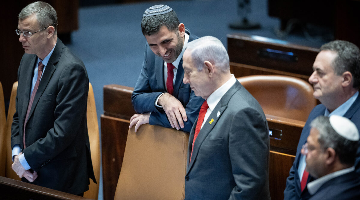שר התקשורת שלמה קרעי עם ראש הממשלה בנימין נתניהו והשרים יריב לוין, ישראל כץ ואיתמר בן-גביר. מליאת הכנסת, ינואר 2024 (צילום: יונתן זינדל)