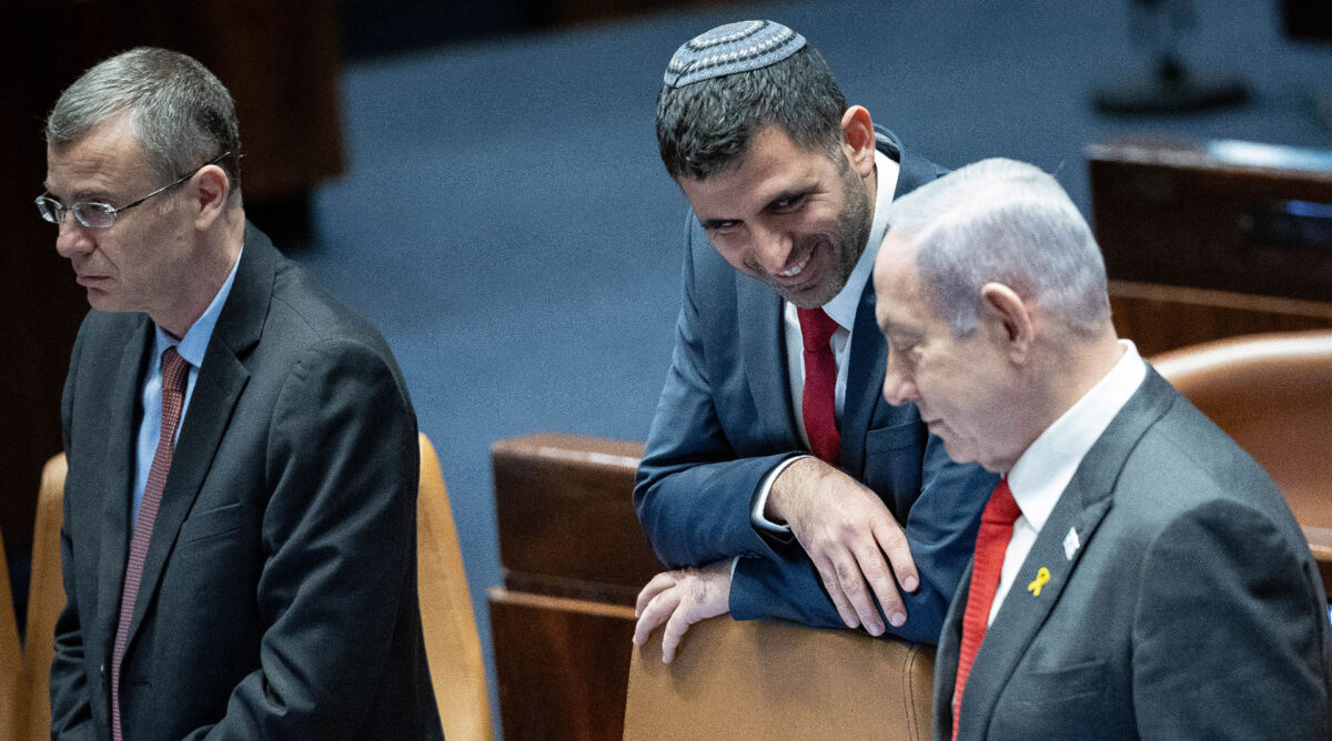 שר התקשורת שלמה קרעי עם ראש הממשלה בנימין נתניהו והשר יריב לוין. מליאת הכנסת, ינואר 2024 (צילום: יונתן זינדל) שר התקשורת שלמה קרעי עם ראש הממשלה בנימין נתניהו והשר יריב לוין. מליאת הכנסת, ינואר 2024 (צילום: יונתן זינדל)