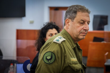 רון אילון, מנכ"ל yes לשעבר, באולם משפט המו"לים. בית המשפט המחוזי בירושלים, יולי 2024 (צילום: חיים גולדברג)