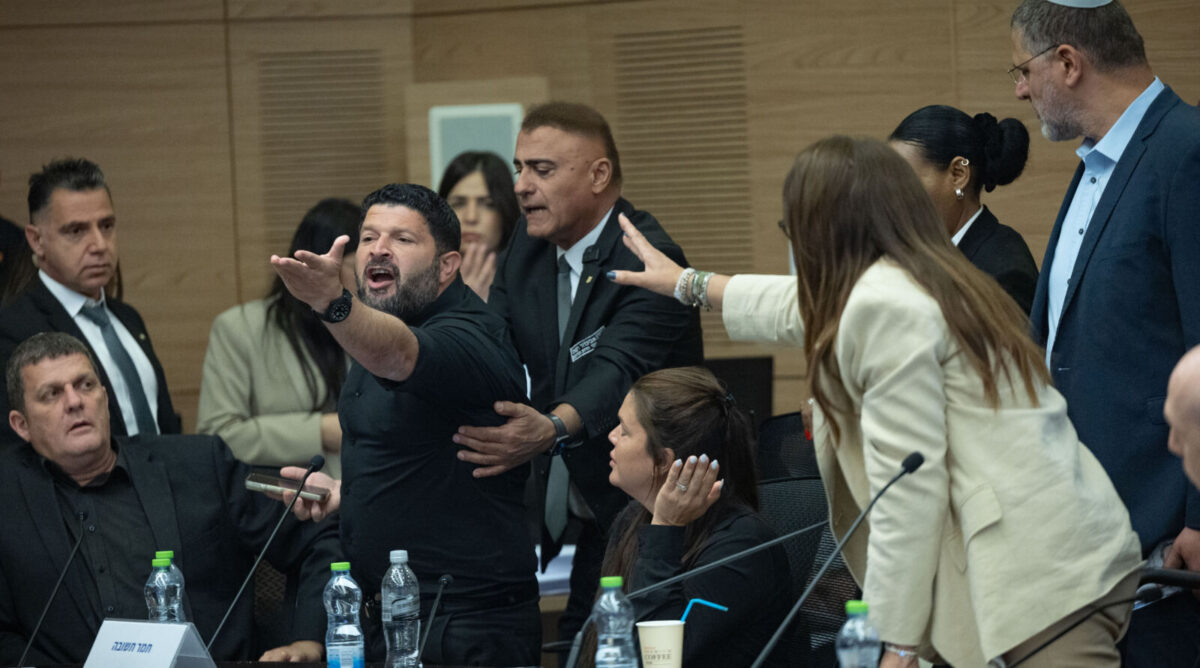 סגן השר אלמוג כהן (מתפרע במרכז התמונה) בוועדת חוקה של הכנסת, 9.6.26 (צילום: יונתן זינדל) סגן השר אלמוג כהן (מתפרע במרכז התמונה) בוועדת חוקה של הכנסת, 9.6.26 (צילום: יונתן זינדל)