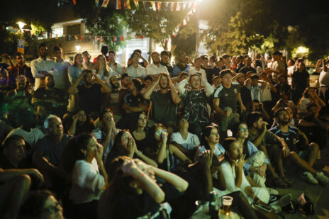 הקרנה בפאב בירושלים של המשחק בין ארגנטינה ומצרים בשמינית גמר המונדיאל, 15.7.26 (צילום רחל אלרוי)