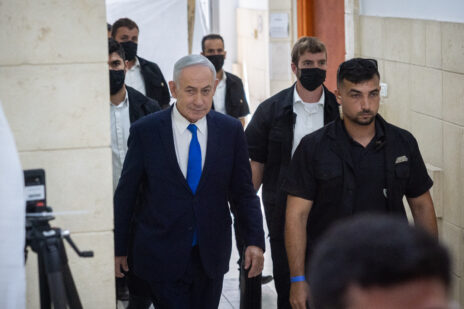 בנימין נתניהו, ראש ממשלת ישראל ונאשם מס' 1 במשפט המו"לים, מגיע לאולם בבית המשפט המחוזי בירושלים כדי לצפות בעדותו של זאב אלקין. 15.7.2026 (צילום: יונתן זינדל) בנימין נתניהו, ראש ממשלת ישראל ונאשם מס' 1 במשפט המו"לים, מגיע לאולם בבית המשפט המחוזי בירושלים כדי לצפות בעדותו של זאב אלקין. 15.7.2026 (צילום: יונתן זינדל)