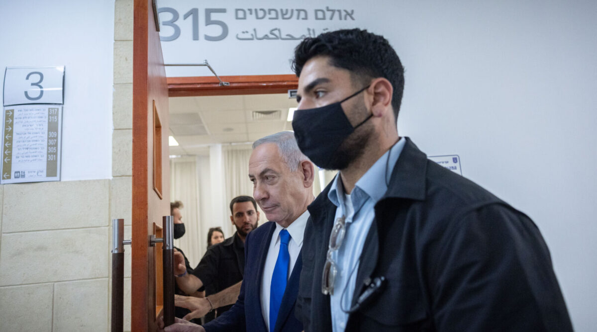 רה"מ הנאשם בנימין נתניהו מגיע ליום עדותו הראשון של השר זאב אלקין במשפטו הפלילי של נתניהו, ביהמ"ש המחוזי בירושלים, 15.7.26 (צילום: יונתן זינדל)