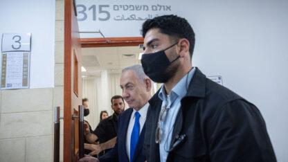 רה"מ הנאשם בנימין נתניהו מגיע ליום עדותו הראשון של השר זאב אלקין במשפטו הפלילי של נתניהו, ביהמ"ש המחוזי בירושלים, 15.7.26 (צילום: יונתן זינדל) רה"מ הנאשם בנימין נתניהו מגיע ליום עדותו הראשון של השר זאב אלקין במשפטו הפלילי של נתניהו, ביהמ"ש המחוזי בירושלים, 15.7.26 (צילום: יונתן זינדל)