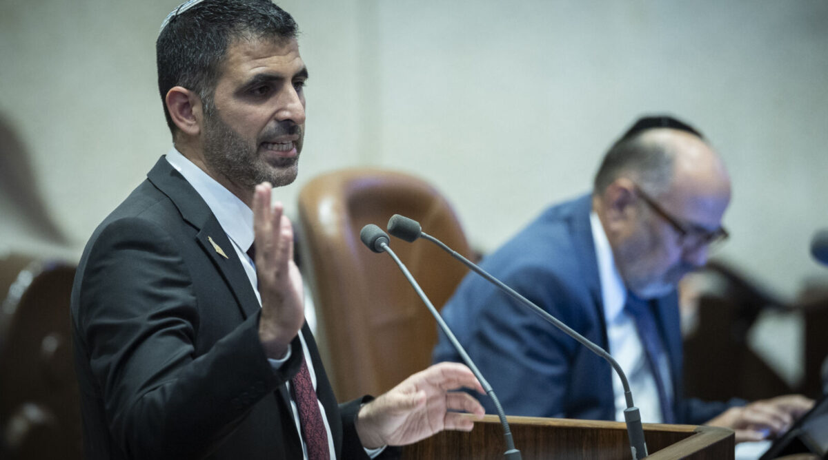 שר התקשורת שלמה קרעי נואם במליאת בכנסת לאחר אישור חוק התקשורת, 16.7.26 (צילום: יונתן זינדל)
