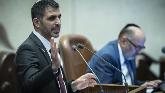 שר התקשורת שלמה קרעי נואם במליאת בכנסת לאחר אישור חוק התקשורת, 16.7.26 (צילום: יונתן זינדל)