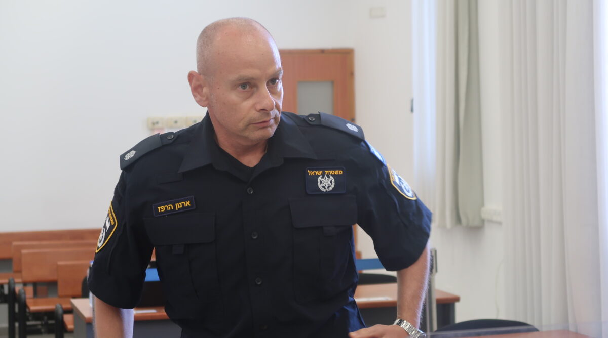 רפ"ק ארנון הרפז, לפני תחילת יום עדותו במשפט המו"לים, 6.7.2026 (צילום: אורן פרסיקו) רפ"ק ארנון הרפז, לפני תחילת יום עדותו במשפט המו"לים, 6.7.2026 (צילום: אורן פרסיקו)