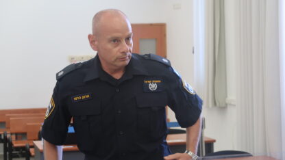 רפ"ק ארנון הרפז, לפני תחילת יום עדותו במשפט המו"לים, 6.7.2026 (צילום: אורן פרסיקו) רפ"ק ארנון הרפז, לפני תחילת יום עדותו במשפט המו"לים, 6.7.2026 (צילום: אורן פרסיקו)