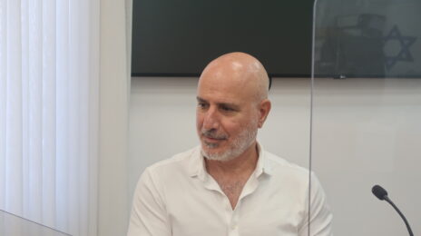 אלי לוי, לשעבר מנהל מחלקת חקירות ברשות ני"ע, לפני יום עדותו השישי במשפט המו"לים, 13.7.2026 (צילום: אורן פרסיקו) אלי לוי, לשעבר מנהל מחלקת חקירות ברשות ני"ע, לפני יום עדותו השישי במשפט המו"לים, 13.7.2026 (צילום: אורן פרסיקו)