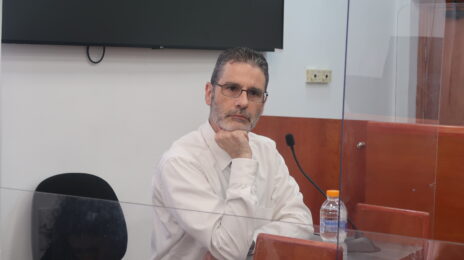 עו"ד ערן שחם-שביט לפני תחילת יום עדותו השני במשפט המו"לים, 20.7.26 (צילום: אורן פרסיקו)