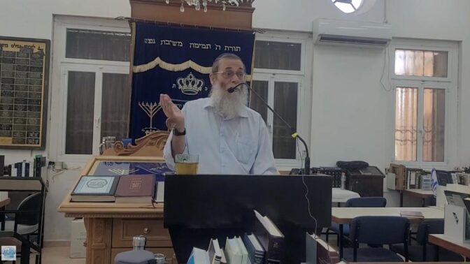הרב אליהו מאלי מעביר שיעור על "מלחמת מצווה" בישיבת שירת משה ביפו (צילום מסך) הרב אליהו מאלי מעביר שיעור על "מלחמת מצווה" בישיבת שירת משה ביפו (צילום מסך)