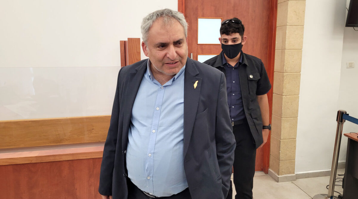 השר זאב אלקין בפתח יום עדותו השני במשפט המו"לים. בית המשפט המחוזי בירושלים, 19.7.2026 (צילום: איתמר ב"ז) השר זאב אלקין בפתח יום עדותו השני במשפט המו"לים. בית המשפט המחוזי בירושלים, 19.7.2026 (צילום: איתמר ב"ז)