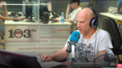 גיא פלג מגיש את תוכניתו ברדיון 103FM (צילום מסך)