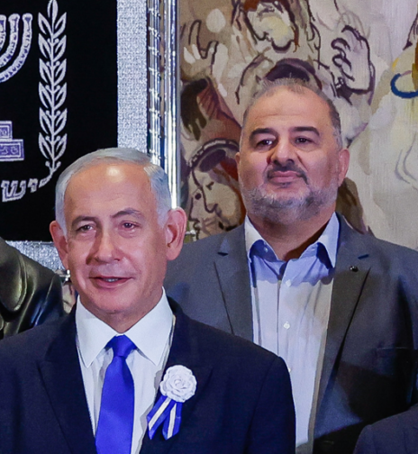 יו"ר רע"מ מנסור עבאס (מימין) ויו"ר הליכוד בנימין נתניהו, השבעת הכנסת, 15.11.2022 (צילום: אוליבייה פיטוסי)