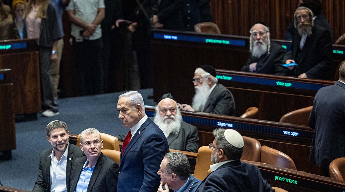 רה"מ הנאשם בנימין נתניהו, שרים וחברי כנסת, בדיון על ההצעה להחיל ריבונות על יהודה, שומרון ובקעת הירדן, מליאת הכנסת, 23.7.25 (צילום: יונתן זינדל) רה"מ הנאשם בנימין נתניהו, שרים וחברי כנסת, בדיון על ההצעה להחיל ריבונות על יהודה, שומרון ובקעת הירדן, מליאת הכנסת, 23.7.25 (צילום: יונתן זינדל)